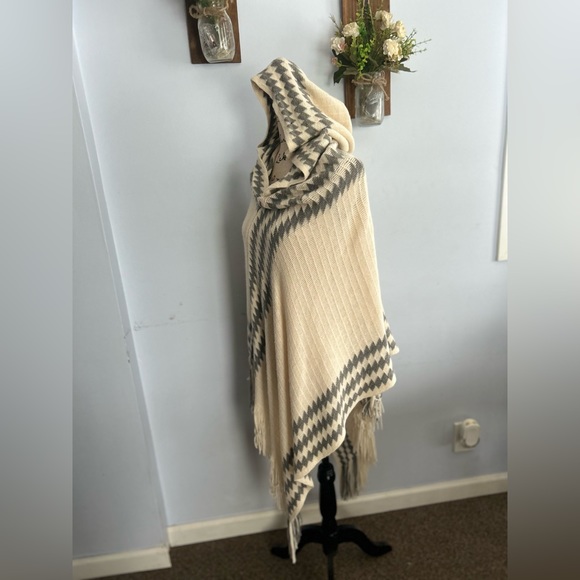 Poncho hooded Aztec print bohemian fringe hem chic hippie western indie chic - Picture 5 of 7